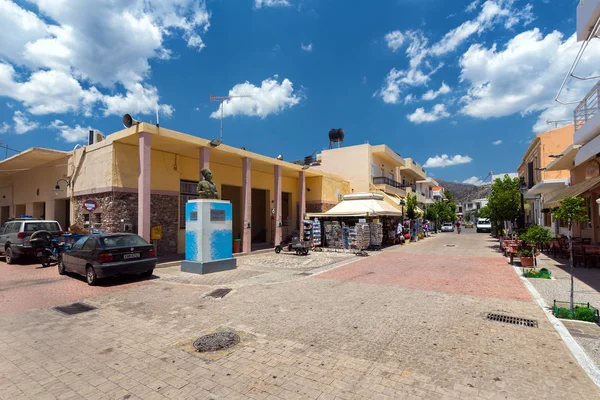 Rua da cidade de Paleochora com lojas de presentes tradicionais e tabernas . — Fotografia de Stock