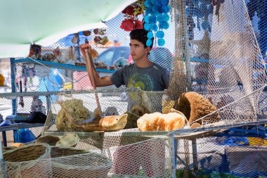 Genç adam Hatıra Eşyası, deniz ürünleri ile yapılan satış.