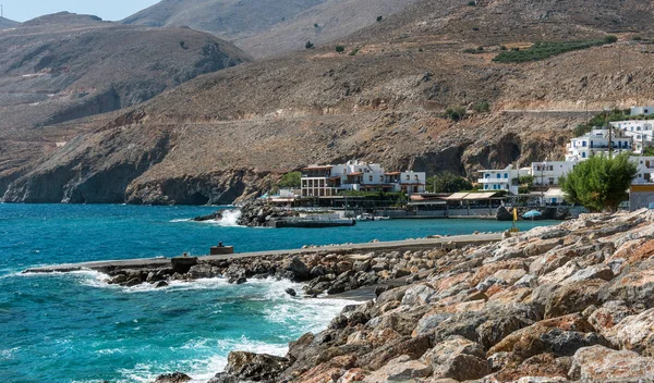 島の南部に位置するクレタ島チョーラ Sfakion の町の近くの岩の多い海岸線 — ストック写真