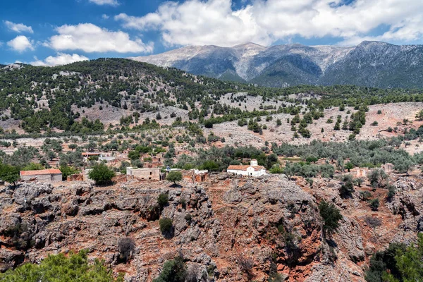 Vita kyrkan och antika ruiner på cliff Aradena Gorge, Kreta, Grekland — Stockfoto