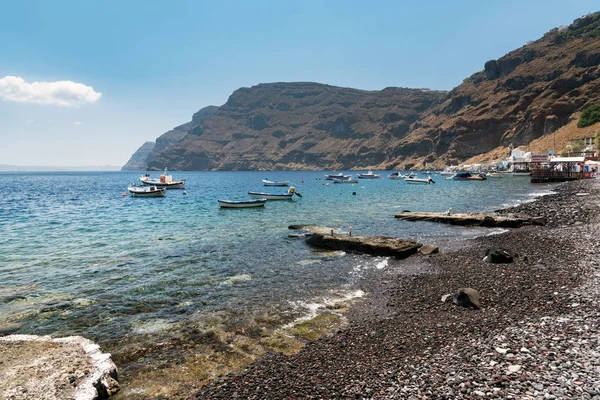 Malé čluny na laguně Tirassia ostrov. Tirassia je malý ostrov v kaldeře ostrova Santorini, Řecko — Stock fotografie