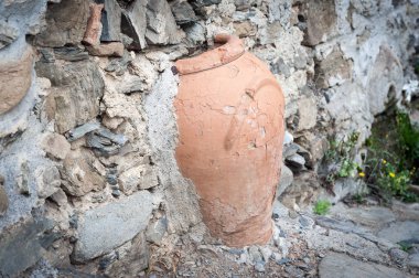 Duvara monte edilmiş antik Seramik vazolar