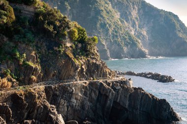 Cinque Terre Milli Parkı yakınındaki İtalya Vernazza kasabasında, buzlu su üzerinde yolcu patika