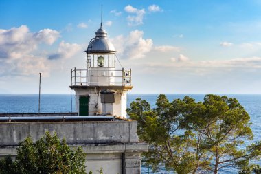 Güzel beyaz deniz feneri Ligurian kıyısında yakın Portofino şehir, İtalya