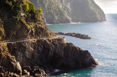 Cinque Terre Milli Parkı yakınındaki İtalya Vernazza kasabasında, buzlu su üzerinde yolcu patika