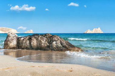 Taşlarla Sandy kumsalda bir ön plan adada Crete, Yunanistan