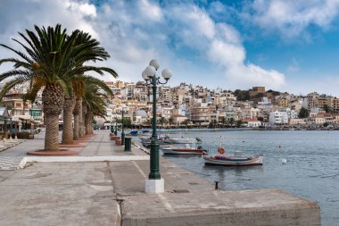 Seaport demirli geleneksel Yunan balıkçı tekneleri ile Sitia şehrin