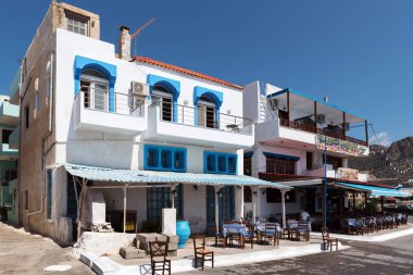 Birinci katta bir taverna ile geleneksel Yunan ev.