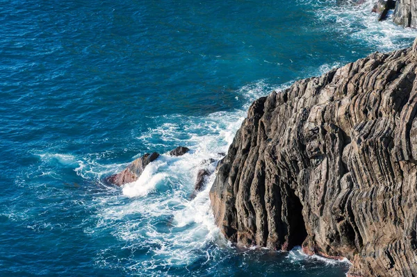 İtalya Cinque Terre Ulusal başabaş şeffaf mavi su kayalık sahil şeridine — Stok fotoğraf