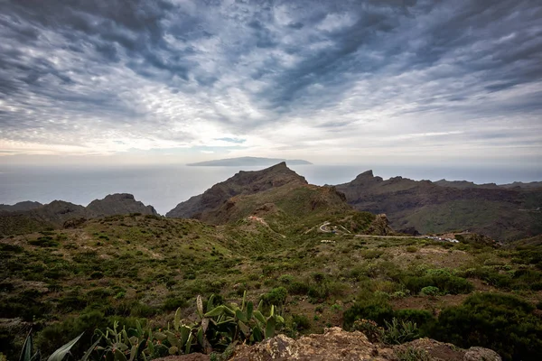 Paisaje panorámico con cielo dramático en la isla de Tenerife, España — Foto de Stock