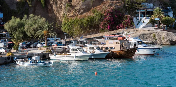 Pequeño puerto marítimo de Aghia Galini en la parte sur de la isla de Creta, Grecia — Foto de Stock