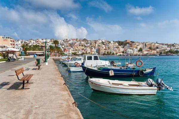 Puerto de Sitia ciudad con barcos de pesca tradicionales griegos amarrados — Foto de Stock