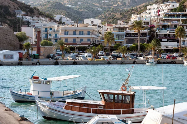 Puerto de Sitia ciudad con amarre barco de pesca tradicional griega — Foto de Stock