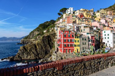 Riomaggiore şehrin mimari görünümünü. Riomaggiore Cinque Terre Milli Parkı, İtalya en popüler şehirde biridir