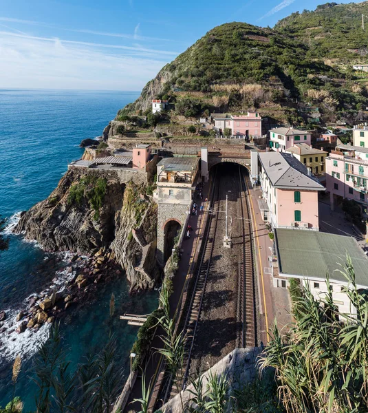 Small regional train station, located between mountains, at Riomaggiore town in Cinque Terre national park, Italy — Stock Photo, Image