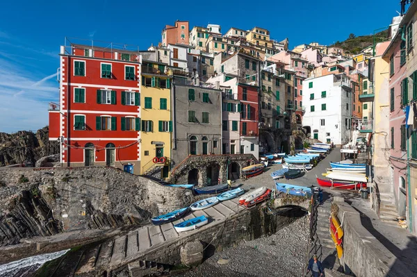 Veduta dell'architettura della città di Riomaggiore. Riomaggiore è una delle città più popolari del Parco Nazionale delle Cinque Terre — Foto Stock