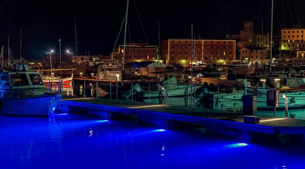 Vista nocturna de un puerto iluminado con embarcaciones amarradas en Santa Margherita Ligure, Italia — Foto de Stock