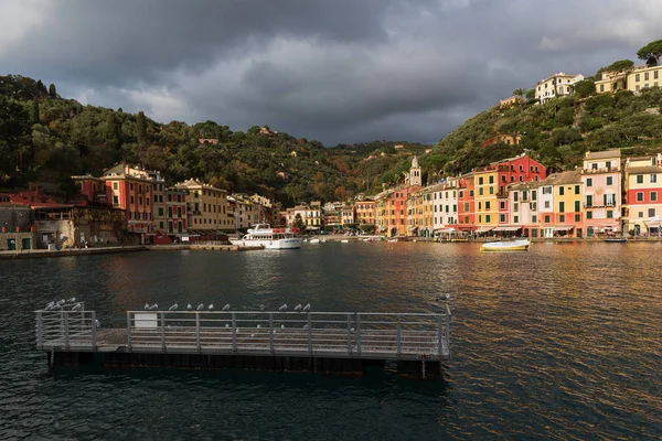 : Vue sur la ville de Portofino avec une architecture couleur, située entre les montagnes en Ligurie italienne, Italie — Photo
