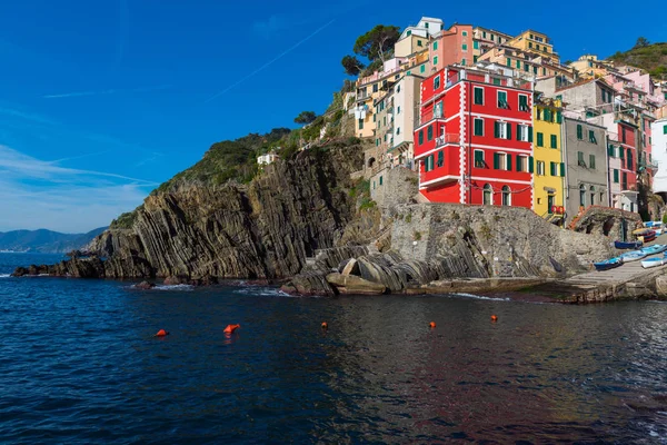 Veduta dell'architettura della città di Riomaggiore. Riomaggiore è una delle città più popolari del Parco Nazionale delle Cinque Terre — Foto Stock