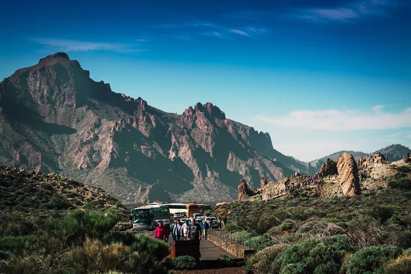 Pessoas que visitam o vale vulcânico no Parque Nacional Teide na ilha de Tenerife, Espanha — Fotografia de Stock