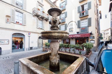 Eski ortaçağ çeşme eski şehrin Bergamo, İtalya