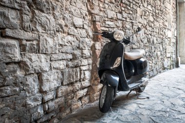  Bergamo kentindeki İtalya geleneksel bir İtalyan nakliyesi olarak siyah motorlu scooter