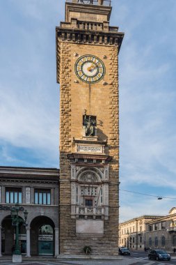 Eski çan kulesi ile saatler şehirde Bergamo, İtalya