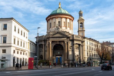  Eski ortaçağ kilise ile cadde veya Bergamo şehir