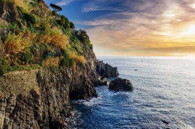 Cinque Terre Milli Parkı, İtalya Riomaggiore town yakınındaki Ligurya kıyı şeridi gün batımında