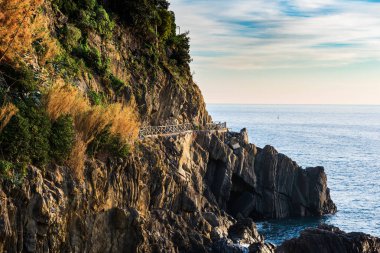 Cinque Terre Milli Parkı, İtalya Riomaggiore town yakınındaki Ligurya kıyı şeridi gün batımında
