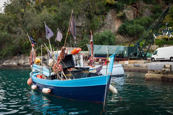 Традиционное деревянное рыболовецкое судно пришвартовалось в порту города Портофино в Италии — стоковое фото