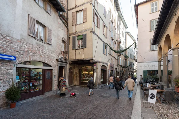 İnsanlar Bergamo eski şehir merkezi cadde boyunca yürüyor.