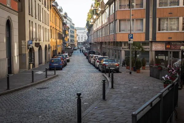 Stone street met geparkeerde auto's in de stad Bergamo, Italië — Stockfoto