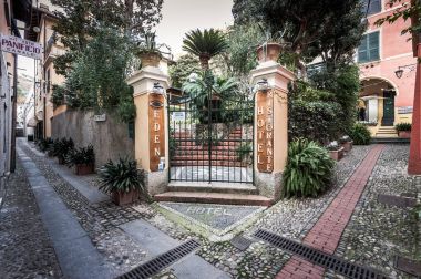  Güzel şehirde Portofino, İtalya otel giriş kapılarında
