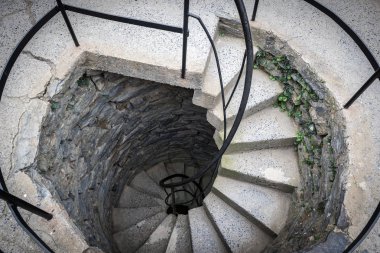 Vernazza kasabasında, İtalya eski ortaçağ kulesinde dairesel merdiven