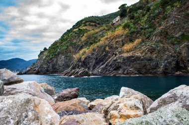 Akdeniz güzel sahil yakınındaki Vernazza kasabasında Liguria, İtalya