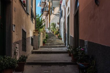 Karanlık dar sokak Vernazza Town, İtalya