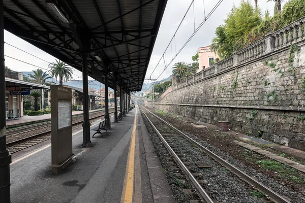 Små tågstationen Santa Margherita-Ligure stad, Italien — Stockfoto