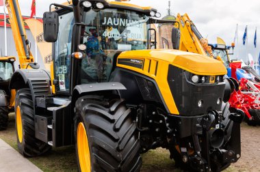 JCB Fastrac4220 traktör ve diğer inşaat ekipmanları genel Event'de Riga makineleri satış.