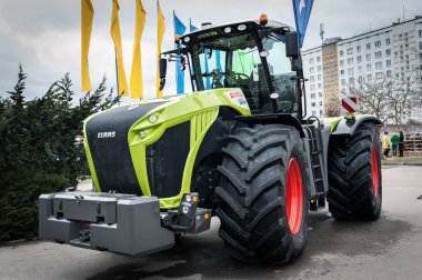  Claas 5000 traktör ve diğer inşaat ekipmanları genel Event'de Riga makineleri satış.