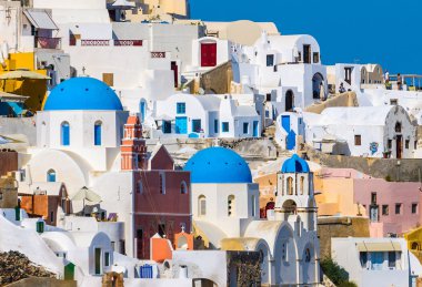 Santorini Island, Yunanistan üzerinde mavi kiliseler ile geleneksel beyaz mimarisi