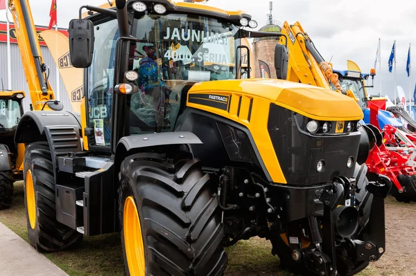 JCB Fastrac4220 traktör ve diğer inşaat ekipmanları genel Event'de Riga makineleri satış.