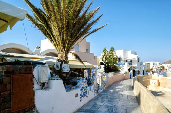 Street with souvenir shops in Oai town on Santorini island, Greece — Stock Photo, Image