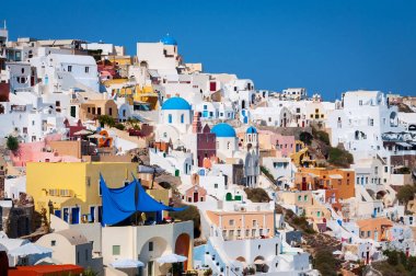 Santorini Island, Yunanistan geleneksel yel değirmenleri ile geleneksel beyaz mimarisi