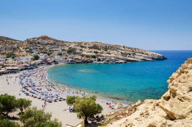 Mavi lagün ile kumlu plaj Matala kasaba adada Crete, Yunanistan