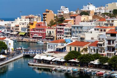  Küçük liman demirli balıkçı tekneleri, Crete island, Yunanistan için Aghios Nikolaos şehir ile