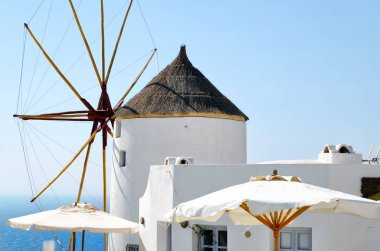 Santorini Island, Yunanistan eski beyaz yel değirmeni