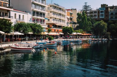 Küçük liman demirli balıkçı tekneleri, Crete island, Yunanistan için Aghios Nikolaos şehir ile