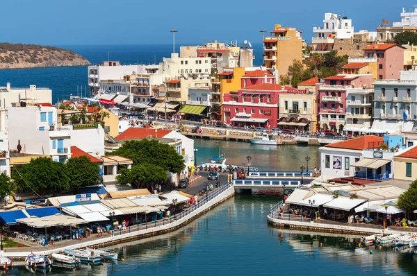 Pequeño puerto con barcos de pesca amarrados en la ciudad de Aghios Nikolaos en la isla de Creta, Grecia — Foto de Stock