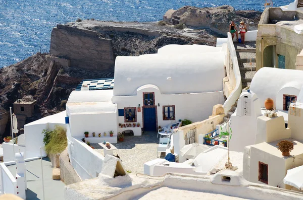 Traditional white architecture on cliffs of Santorini island, Greece — Stock Photo, Image